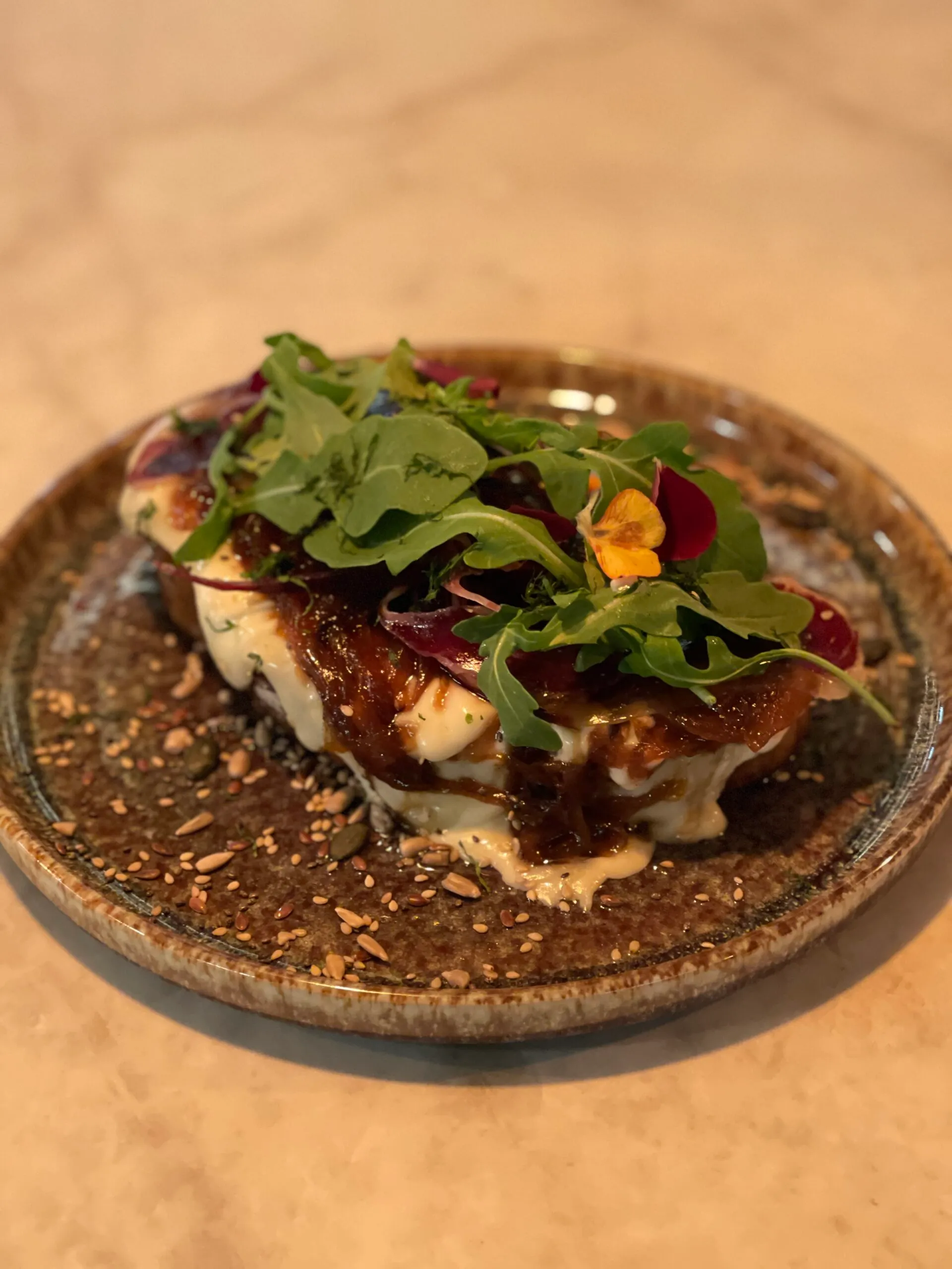 Tostas de Bonsai Café con salmón ahumado y aguacate sobre pan artesanal