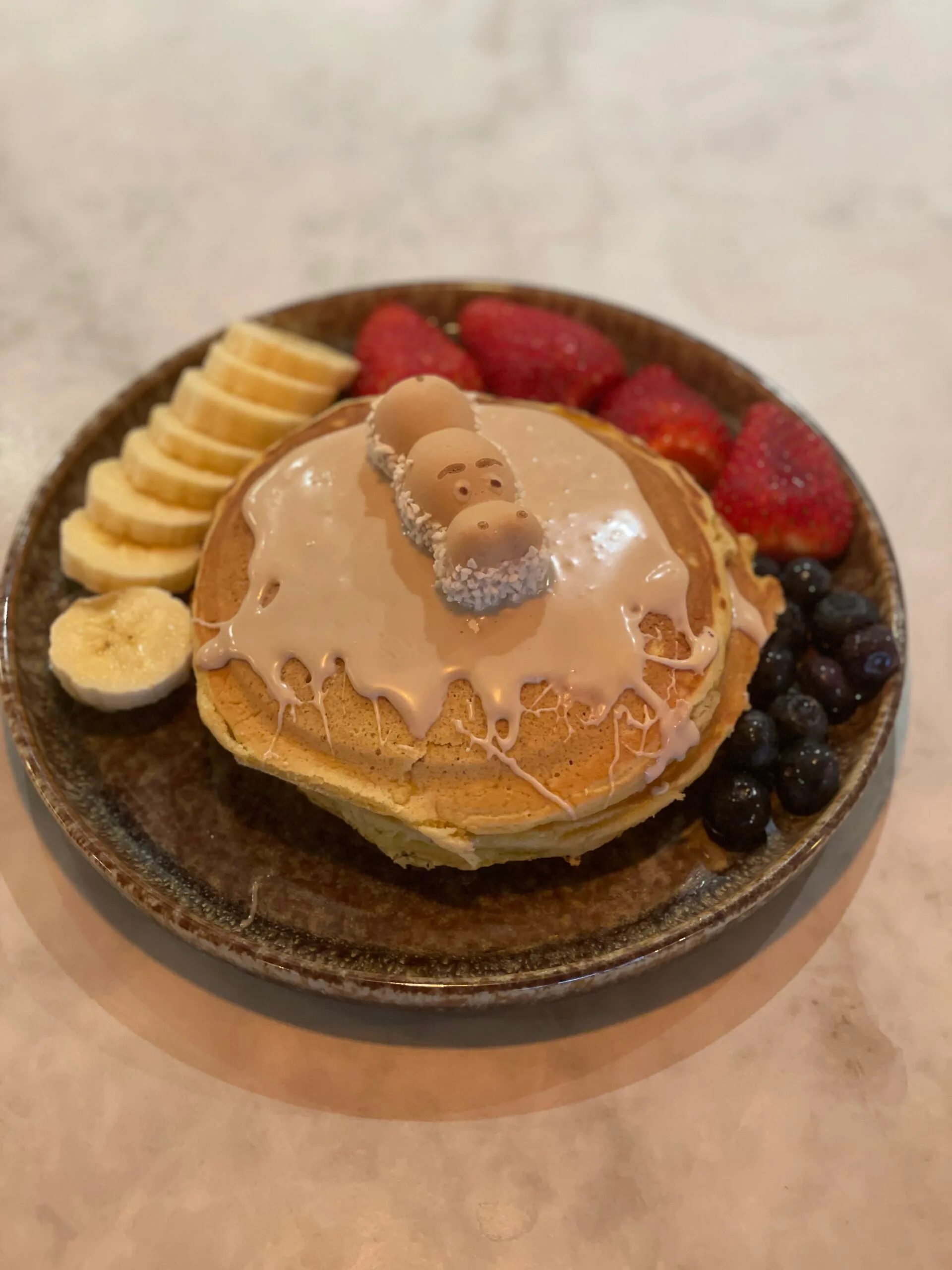 Tortitas de Bonsai Café decoradas con fruta fresca y chocolate